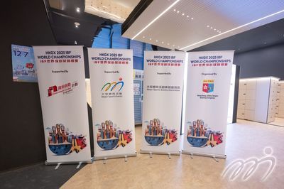 这是印有 M Mark 标志的横幅，将展示在比赛场地。