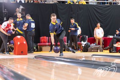 瑞典队的安达臣与丹麦队在男子三人赛决赛中展开角逐。