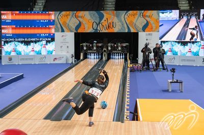 马来西亚队的罗丝兰正在参加5人决赛的比赛。