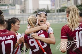 The third day of the competition unfolded today. Facing England, who finished fourth in the previous tournament, the Hong Kong team showed no fear. Anbie Chan (#23) even earned a penalty shot opportunity early in the first period and successfully scored, netting the first goal of the entire match. Unfortunately, the Hong Kong team was unable to maintain their offensive momentum afterwards, ultimately losing the game with a score of 1:18.