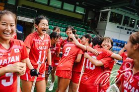 Last tournament's fourth-place finisher, England, faced off against Japan, Asia's top-ranked team. After initially trailing 3:6 in the early stages, Japan regained their rhythm and mounted a 5:0 scoring run. They eventually secured a come-from-behind victory with a final score of 12:7, reclaiming the top position in their group.