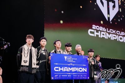 文化體育及旅遊局副局長 劉震先生, JP擔任勝出隊伍Gen.G的頒獎嘉賓