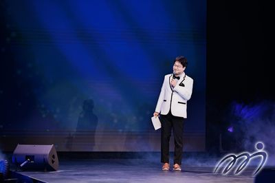 著名《英雄聯盟》主持人Caster Jun在台上。