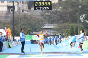 Chala Gulume TOLLESA, another runner from Ethiopia, wins the overall championship of the Women's Marathon.