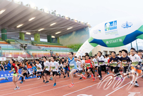 A group of energetic young runners start running at Wan Chai Sports Ground.