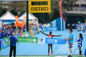 Mr Paul CHAN Mo-po (third from left), Financial Secretary of the Hong Kong Special Administrative Region, attends the opening ceremony of the Standard Chartered Hong Kong Marathon Carnival 2018 as an officiating guest.