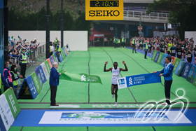 马拉松男子组赛事中，来自肯亚的基卓巴以2小时10分47秒的成绩摘下桂冠。