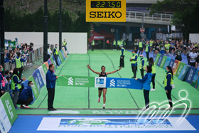 埃塞俄比亚跑手占美马则以2小时27分50秒的时间冲线，勇夺女子马拉松冠军。