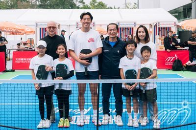 Coleman Wong Chak-lam (4th from left) took time out from his tennis preparations to try his hand at Pickleball with local fans and members of the HKCTA National Training Squad. Also pictured is Lam Siu Wai, Vice President of the HKCTA (5th from left) and diehard local tennis player and Hong Kong resident Mr Lee (2ndleft).