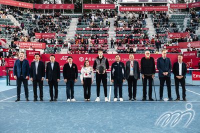 Prize Presentation - Singles Finals Champion Prize Presenter: Miss LAW Shuk Pui, Rosanna, JP, Secretary for Culture, Sports and Tourism Bureau
