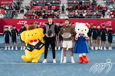 Prize Presentation - Singles Finals Champion Prize Presenter: Miss LAW Shuk Pui, Rosanna, JP, Secretary for Culture, Sports and Tourism Bureau
