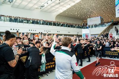 Falcon隊員NIKO抵達比賽現場，電競迷情緒高漲。