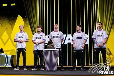 比賽的熱門隊伍 Team Vitality 在台上保持專注，準備迎接與 Falcons 的準決賽。