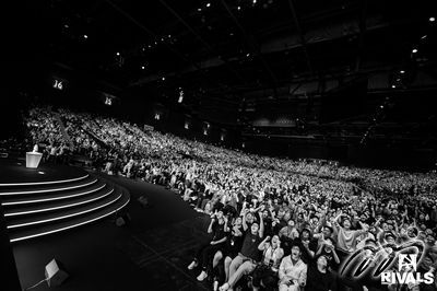 星期六的準決賽現場氣氛激昂，坐滿了亞洲國際博覽館的觀眾正在聚精會神地觀看比賽。