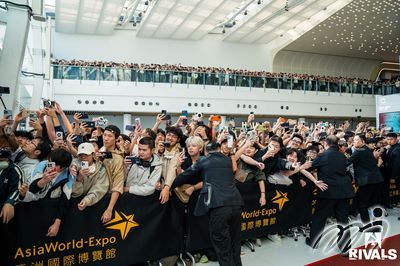 成千上萬熱情的粉絲在亞洲國際博覽館的大廳中等待他們喜愛的絕對武力明星的到來。