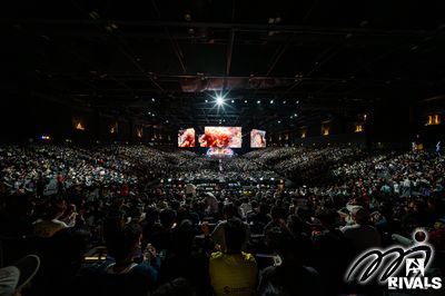 粉絲們在全神貫注地觀賞 FURIA 和 Falcons 之間激烈的決賽對決。