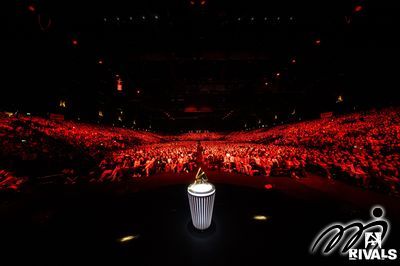 隨著 FURIA 與 Falcons 之間的決賽達到高潮，場館內的觀眾全神貫注地欣賞，氣氛緊張激烈。