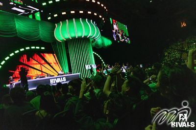 人氣隊伍 Falcons 在決賽前登場，受到觀眾的熱烈歡呼和歡迎。