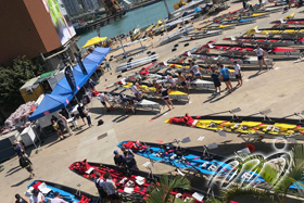 位于奇力岛的香港游艇会为是次世界海岸赛艇锦标赛的合作伙伴，提供比赛场地与赛事预备及后续阶段活动，此图展示赛场中整齐排列着不同种类的海岸赛艇