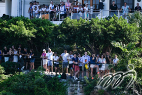 本地及海外觀眾在奇力島香港遊艇會的終點線期待着從香港會議展覽中心折返終點的比賽隊伍