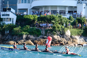 海岸女子四人雙槳有舵手艇決賽金牌得主(香港)衝過終點線一刻 