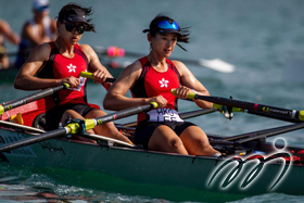 香港赛艇队代表李嘉文(左)及李婉贤(右)于海岸女子双人双桨艇中取得铜牌佳绩