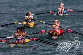 菲律賓隊(左)、香港隊(中)及摩納哥隊(右)於海岸女子雙人雙槳艇的決賽A中競爭非常激烈