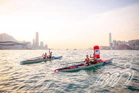 香港队代表在完成海岸男女混合双人双桨艇决赛A后振臂兴奋留影