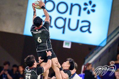 Japan receive the high ball in the Melrose Claymores Final on Sunday afternoon