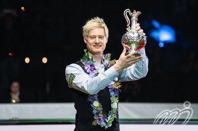 羅拔臣(澳洲)於香港舉行的世界格蘭披治桌球大獎賽2025捧起獎盃，兼贏得180,000英鎊 (約$1,800,000 港幣)冠軍獎金。