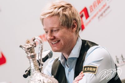 羅拔臣(澳洲)於香港舉行的世界格蘭披治桌球大獎賽2025捧起獎盃，兼贏得180,000英鎊 (約$1,800,000 港幣)冠軍獎金。