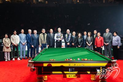 羅拔臣(澳洲)於香港舉行的世界格蘭披治桌球大獎賽2025以局數10:0擊敗冰咸 (蘇格蘭) ，嬴得首次在香港上演的世界格蘭披治桌球大獎賽。大型體育活動事務委員會主席吳守基先生，GBS, MH, JP、香港旅遊發展局總幹事程鼎一先生、世界職業桌球協會主席福澤盛先生、世界桌球巡迴賽主席史蒂夫•道森先生、F-Sports Promotions Limited總監莫華彤先生、中國香港桌球總會主席羅永聰先生、F-Sports Promotions Limited總裁封歡歡女士，與其他嘉賓一起出席頒獎儀式。