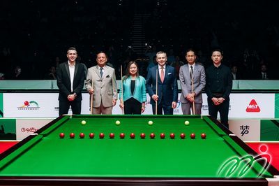 文化體育及旅遊局局長羅淑佩、世界職業桌球協會主席Jason Ferguson、F-Sports Promotions Limited總監莫華彤、中國香港桌球總會主席羅永聰，聯同中國名將肖國棟以及英格蘭名將沙比，一起主持開球禮，為一連六日的大戰揭開序幕。