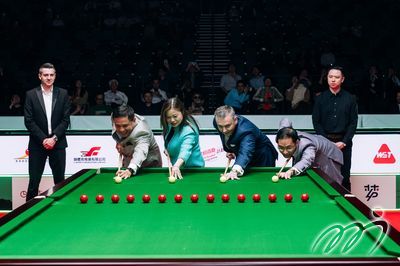 文化體育及旅遊局局長羅淑佩、世界職業桌球協會主席Jason Ferguson、F-Sports Promotions Limited總監莫華彤、中國香港桌球總會主席羅永聰，聯同中國名將肖國棟以及英格蘭名將沙比，一起主持開球禮，為一連六日的大戰揭開序幕。