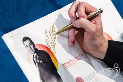 沙比(英格蘭)與球迷在簽名會中互動。