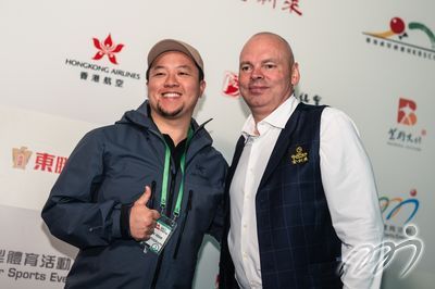 冰咸(蘇格蘭) 與球迷在簽名會中互動。