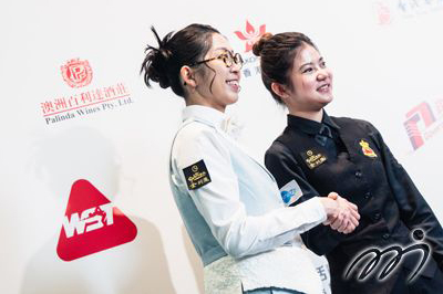 香港「四眼cue后」吳安儀與世界「一姐」、泰國的諾查勒於香港舉行的世界格蘭披治桌球大獎賽2025期間上演表演賽。