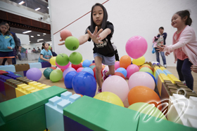 Kids could play in the squash themed games and had the chance to take the challenge on court in the fun day. 