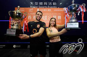 新一届男、女子冠军埃及球手化亚素与夏玛妮在颁奖典礼后合照。