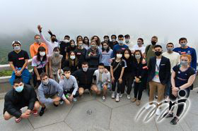 大会周三特别安排观光行程，让一众球手乘坐缆车到太平山顶，居高临下感受香港的美景。