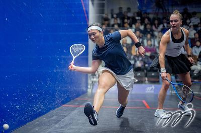 中國香港的陳善鈺（左）在 二〇二五Milwaukee香港壁球公開賽十六強賽事中對陣比利時的姬莉妮（右）。