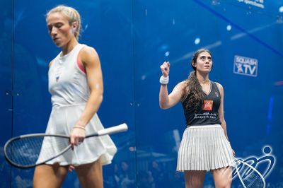 埃及的舒雅賓妮（右）在相隔八年後再度奪得香港壁球公開賽冠軍，她在12月7日於海洋公園正門廣場舉行的女子決賽中，僅用32分鐘以3-0擊敗來自美國的奧利維亞（左），成功摘下個人第二座香港公開賽冠軍獎盃。