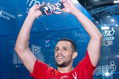 化亞素成功衛冕香港壁球公開賽男子冠軍後，開心地向現場見證這一歷史時刻的球迷派發紀念品。