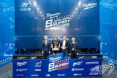 （左起）文化體育及旅遊局副局長劉震先生JP、男子組冠軍化亞素、冠名贊助商創科實業有限公司副主席Stephan Horst Pudwill及中國香港壁球總會副主席黃英敏先生 於賽後合照。