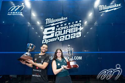 二〇二五 Milwaukee 香港壁球公開賽女子組冠軍舒雅賓妮及男子組冠軍化亞素。