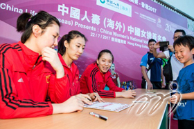 中國女子排球隊隊員於賽後出席簽名會，迷倒香港不少熱情球迷。