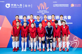 中国女排出席「世界女排联赛2018 - 香港」中国人寿(海外)中国女排签名会，与球迷作近距离接触。