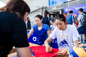 China Women's Volleyball Team Players signing autographs for their fans at the VNL2018HK volleyball carnival.