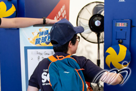 The public engaged in a selection of game booths at the VNL2018HK volleyball carnival.