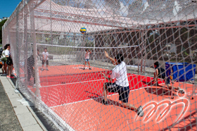 市民于「世界女排联赛2018 - 香港」排球嘉年华中挑战各排球体验游戏摊位。